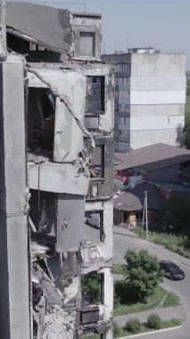 Bu dikey borsa videosu Ukrayna 'daki savaşın sonucunu gösteriyor. Borodyanka, Bucha bölgesindeki harap olmuş bir bina. Gri, renksiz, düz.