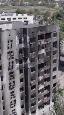 Bu dikey borsa videosu Ukrayna 'daki savaşın sonucunu gösteriyor. Borodyanka, Bucha bölgesindeki harap olmuş bir bina. Gri, renksiz, düz.