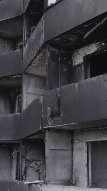 Bu dikey borsa videosu Ukrayna 'daki savaşın sonucunu gösteriyor. Borodyanka, Bucha bölgesindeki harap olmuş bir bina. Gri, renksiz, düz.