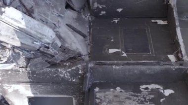 Bu dikey borsa videosu Ukrayna 'daki savaşın sonucunu gösteriyor. Borodyanka, Bucha bölgesindeki harap olmuş bir bina. Gri, renksiz, düz.