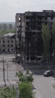 Bu dikey borsa videosu Ukrayna 'daki savaşın sonucunu gösteriyor. Borodyanka, Bucha bölgesindeki harap olmuş bir bina. Gri, renksiz, düz.