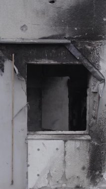 Bu dikey borsa videosu Ukrayna 'daki savaşın sonucunu gösteriyor. Borodyanka, Bucha bölgesindeki harap olmuş bir bina. Gri, renksiz, düz.