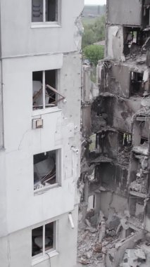 Bu dikey borsa videosu Ukrayna 'daki savaşın sonucunu gösteriyor. Borodyanka, Bucha bölgesindeki harap olmuş bir bina. Gri, renksiz, düz.