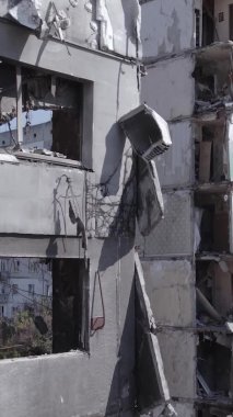 Bu dikey borsa videosu Ukrayna 'daki savaşın sonucunu gösteriyor. Borodyanka, Bucha bölgesindeki harap olmuş bir bina. Gri, renksiz, düz.