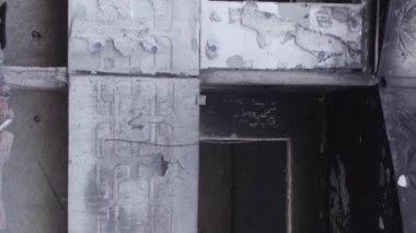 Bu dikey borsa videosu Ukrayna 'daki savaşın sonucunu gösteriyor. Borodyanka, Bucha bölgesindeki harap olmuş bir bina. Gri, renksiz, düz.