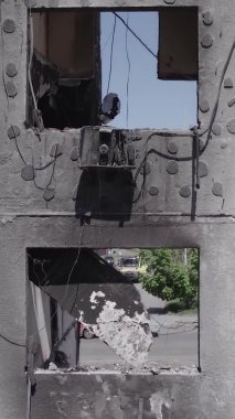 Bu dikey borsa videosu Ukrayna 'daki savaşın sonucunu gösteriyor. Borodyanka, Bucha bölgesindeki harap olmuş bir bina. Gri, renksiz, düz.
