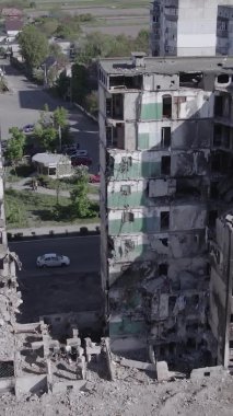 Bu dikey borsa videosu Ukrayna 'daki savaşın sonucunu gösteriyor. Borodyanka, Bucha bölgesindeki harap olmuş bir bina. Gri, renksiz, düz.