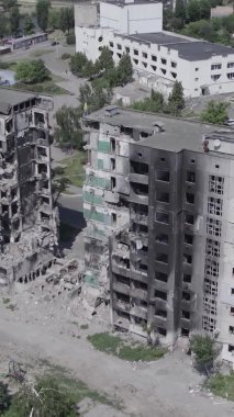 Bu dikey borsa videosu Ukrayna 'daki savaşın sonucunu gösteriyor. Borodyanka, Bucha bölgesindeki harap olmuş bir bina. Gri, renksiz, düz.