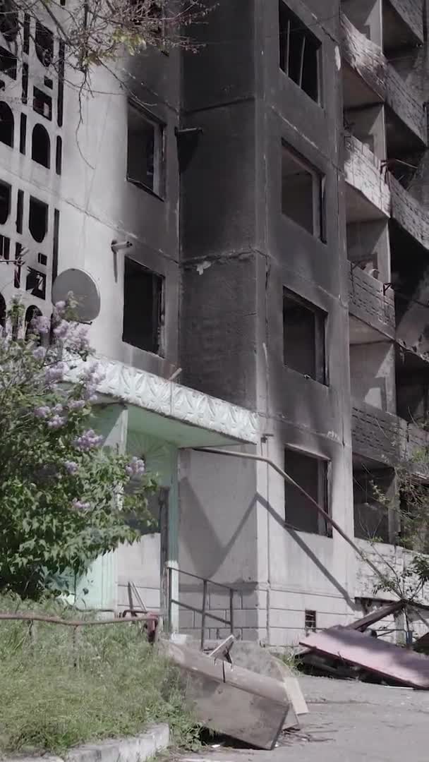 Este Video Vertical Muestra Las Secuelas Guerra Ucrania Edificio Residencial — Vídeos de Stock