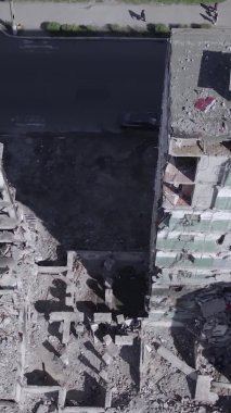 Bu dikey borsa videosu Ukrayna 'daki savaşın sonucunu gösteriyor. Borodyanka, Bucha bölgesindeki harap olmuş bir bina. Gri, renksiz, düz.