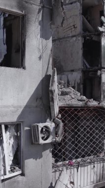 Bu dikey borsa videosu Ukrayna 'daki savaşın sonucunu gösteriyor. Borodyanka, Bucha bölgesindeki harap olmuş bir bina. Gri, renksiz, düz.