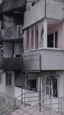 Bu dikey borsa videosu Ukrayna 'daki savaşın sonucunu gösteriyor. Borodyanka, Bucha bölgesindeki harap olmuş bir bina. Gri, renksiz, düz.