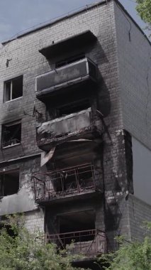 Bu dikey borsa videosu Ukrayna 'daki savaşın sonucunu gösteriyor. Borodyanka, Bucha bölgesindeki harap olmuş bir bina. Gri, renksiz, düz.