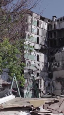 Bu dikey borsa videosu Ukrayna 'daki savaşın sonucunu gösteriyor. Borodyanka, Bucha bölgesindeki harap olmuş bir bina. Gri, renksiz, düz.