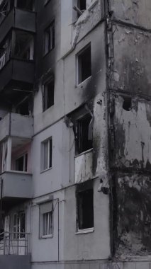 Bu dikey borsa videosu Ukrayna 'daki savaşın sonucunu gösteriyor. Borodyanka, Bucha bölgesindeki harap olmuş bir bina. Gri, renksiz, düz.