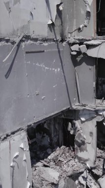 Bu dikey borsa videosu Ukrayna 'daki savaşın sonucunu gösteriyor. Borodyanka, Bucha bölgesindeki harap olmuş bir bina. Gri, renksiz, düz.