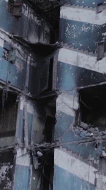 Bu dikey borsa videosu Ukrayna 'daki savaşın sonucunu gösteriyor. Borodyanka, Bucha bölgesindeki harap olmuş bir bina. Gri, renksiz, düz.