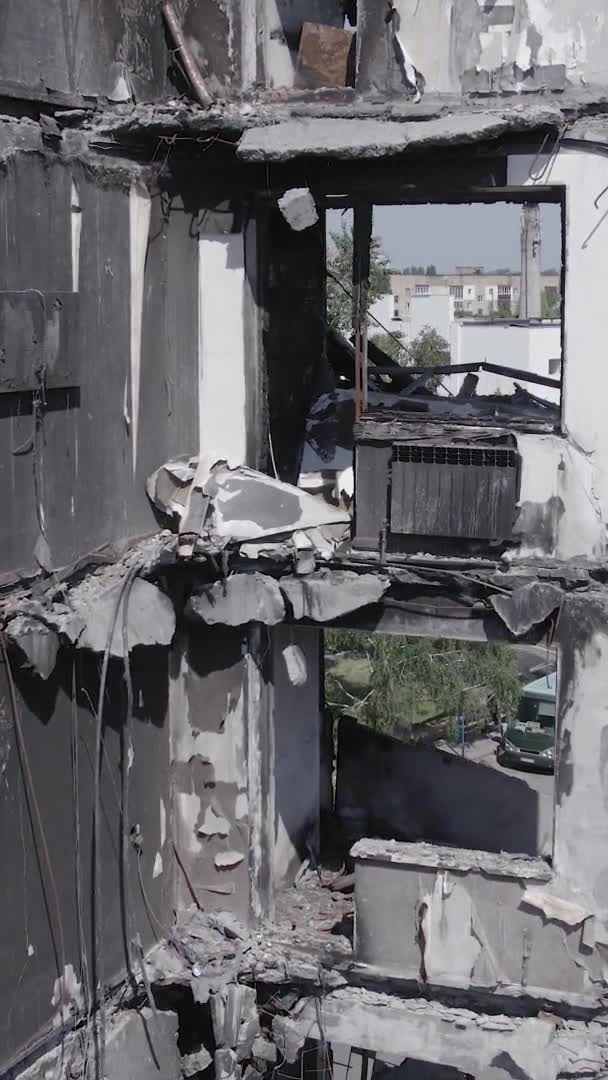 Este Video Vertical Muestra Las Secuelas Guerra Ucrania Edificio Residencial — Vídeos de Stock