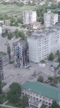 Bu dikey borsa videosu Ukrayna 'daki savaşın sonucunu gösteriyor. Borodyanka, Bucha bölgesindeki harap olmuş bir bina. Gri, renksiz, düz.
