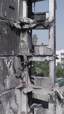 Bu dikey borsa videosu Ukrayna 'daki savaşın sonucunu gösteriyor. Borodyanka, Bucha bölgesindeki harap olmuş bir bina. Gri, renksiz, düz.