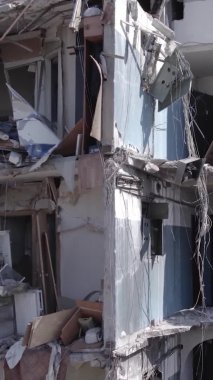 Bu dikey borsa videosu Ukrayna 'daki savaşın sonucunu gösteriyor. Borodyanka, Bucha bölgesindeki harap olmuş bir bina. Gri, renksiz, düz.