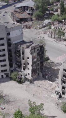 Bu dikey borsa videosu Ukrayna 'daki savaşın sonucunu gösteriyor. Borodyanka, Bucha bölgesindeki harap olmuş bir bina. Gri, renksiz, düz.