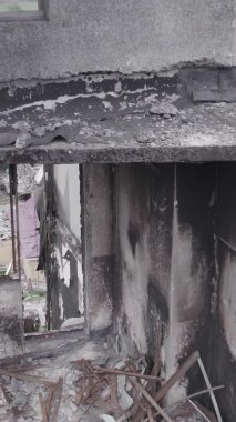 Bu dikey borsa videosu Ukrayna 'daki savaşın sonucunu gösteriyor. Borodyanka, Bucha bölgesindeki harap olmuş bir bina. Gri, renksiz, düz.