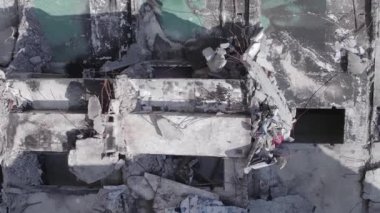 Bu dikey borsa videosu Ukrayna 'daki savaşın sonucunu gösteriyor. Borodyanka, Bucha bölgesindeki harap olmuş bir bina. Gri, renksiz, düz.