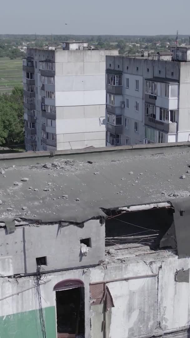 Este Video Vertical Muestra Las Secuelas Guerra Ucrania Edificio Residencial — Vídeo de stock