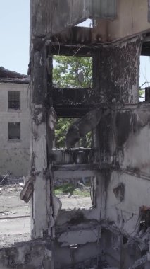 Bu dikey borsa videosu Ukrayna 'daki savaşın sonucunu gösteriyor. Borodyanka, Bucha bölgesindeki harap olmuş bir bina. Gri, renksiz, düz.