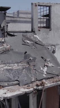 Bu dikey borsa videosu Ukrayna 'daki savaşın sonucunu gösteriyor. Borodyanka, Bucha bölgesindeki harap olmuş bir bina. Gri, renksiz, düz.