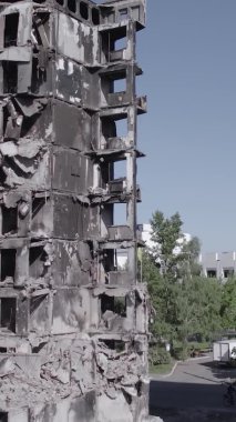 Bu dikey borsa videosu Ukrayna 'daki savaşın sonucunu gösteriyor. Borodyanka, Bucha bölgesindeki harap olmuş bir bina. Gri, renksiz, düz.