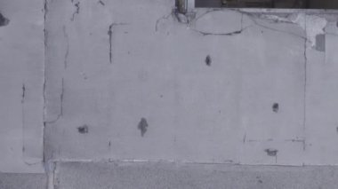 Bu dikey borsa videosu Ukrayna 'daki savaşın sonucunu gösteriyor. Borodyanka, Bucha bölgesindeki harap olmuş bir bina. Gri, renksiz, düz.