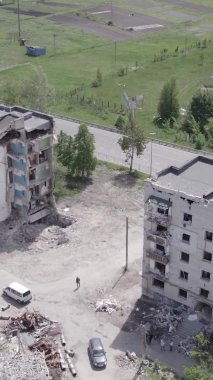 Bu dikey borsa videosu Ukrayna 'daki savaşın sonucunu gösteriyor. Borodyanka, Bucha bölgesindeki harap olmuş bir bina. Gri, renksiz, düz.