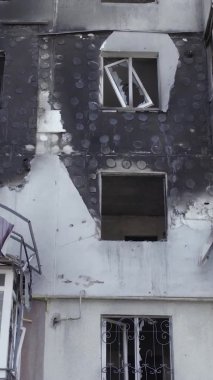 Bu dikey borsa videosu Ukrayna 'daki savaşın sonucunu gösteriyor. Borodyanka, Bucha bölgesindeki harap olmuş bir bina. Gri, renksiz, düz.