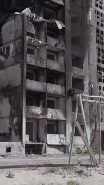 Bu dikey borsa videosu Ukrayna 'daki savaşın sonucunu gösteriyor. Borodyanka, Bucha bölgesindeki harap olmuş bir bina. Gri, renksiz, düz.