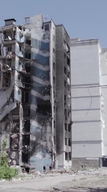 Bu dikey borsa videosu Ukrayna 'daki savaşın sonucunu gösteriyor. Borodyanka, Bucha bölgesindeki harap olmuş bir bina. Gri, renksiz, düz.