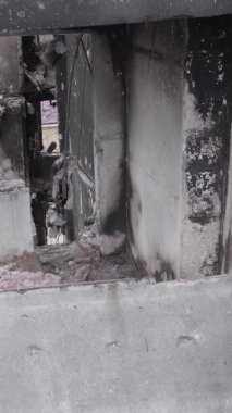 Bu dikey borsa videosu Ukrayna 'daki savaşın sonucunu gösteriyor. Borodyanka, Bucha bölgesindeki harap olmuş bir bina. Gri, renksiz, düz.