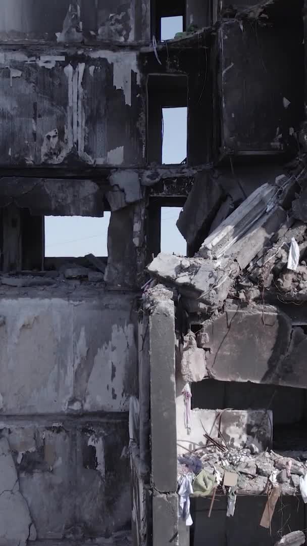 Este Vídeo Vertical Mostra Consequências Guerra Ucrânia Edifício Residencial Destruído — Vídeo de Stock