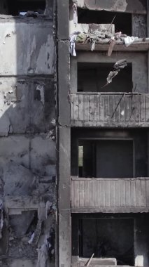 Bu dikey borsa videosu Ukrayna 'daki savaşın sonucunu gösteriyor. Borodyanka, Bucha bölgesindeki harap olmuş bir bina. Gri, renksiz, düz.