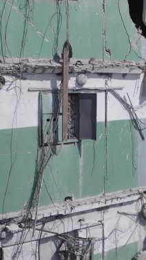 Bu dikey borsa videosu Ukrayna 'daki savaşın sonucunu gösteriyor. Borodyanka, Bucha bölgesindeki harap olmuş bir bina. Gri, renksiz, düz.