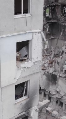 Bu dikey borsa videosu Ukrayna 'daki savaşın sonucunu gösteriyor. Borodyanka, Bucha bölgesindeki harap olmuş bir bina. Gri, renksiz, düz.