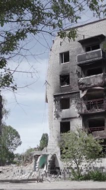 Bu dikey borsa videosu Ukrayna 'daki savaşın sonucunu gösteriyor. Borodyanka, Bucha bölgesindeki harap olmuş bir bina. Gri, renksiz, düz.