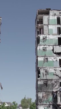 Bu dikey borsa videosu Ukrayna 'daki savaşın sonucunu gösteriyor. Borodyanka, Bucha bölgesindeki harap olmuş bir bina. Gri, renksiz, düz.