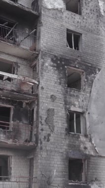 Bu dikey borsa videosu Ukrayna 'daki savaşın sonucunu gösteriyor. Borodyanka, Bucha bölgesindeki harap olmuş bir bina. Gri, renksiz, düz.