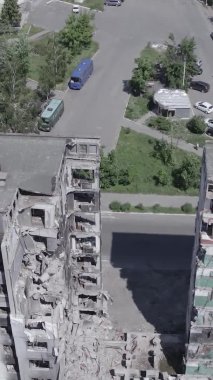 Bu dikey borsa videosu Ukrayna 'daki savaşın sonucunu gösteriyor. Borodyanka, Bucha bölgesindeki harap olmuş bir bina. Gri, renksiz, düz.