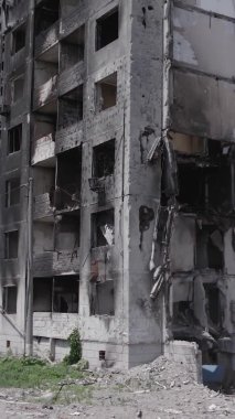 Bu dikey borsa videosu Ukrayna 'daki savaşın sonucunu gösteriyor. Borodyanka, Bucha bölgesindeki harap olmuş bir bina. Gri, renksiz, düz.