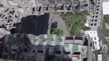 Bu dikey borsa videosu Ukrayna 'daki savaşın sonucunu gösteriyor. Borodyanka, Bucha bölgesindeki harap olmuş bir bina. Gri, renksiz, düz.