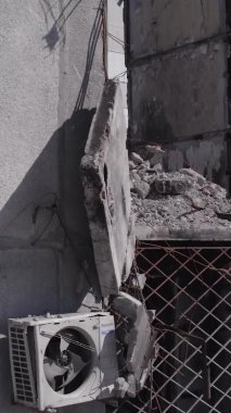 Bu dikey borsa videosu Ukrayna 'daki savaşın sonucunu gösteriyor. Borodyanka, Bucha bölgesindeki harap olmuş bir bina. Gri, renksiz, düz.