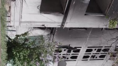 Bu dikey borsa videosu Ukrayna 'daki savaşın sonucunu gösteriyor. Borodyanka, Bucha bölgesindeki harap olmuş bir bina. Gri, renksiz, düz.